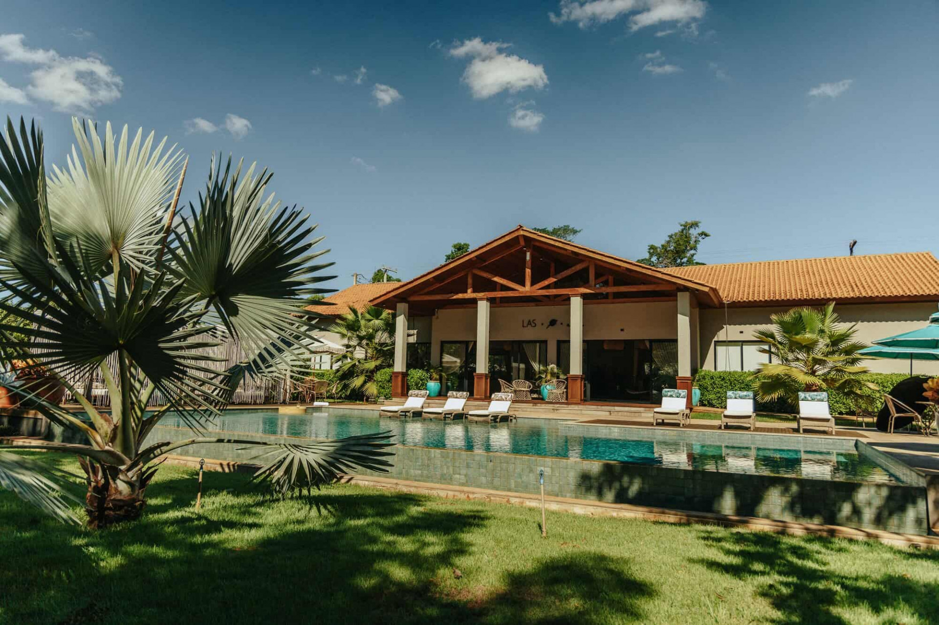 Piscina y jardín de LAS Boutique Hotel en Foz do Iguaçu